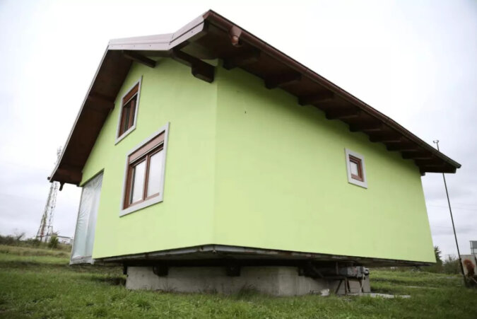 Mężczyzna zbudował obrotowy dom, aby jego żona mogła każdego dnia cieszyć się innym widokiem