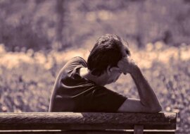 Uderzyć się prawym lub lewym łokciem: znaczenie znaku