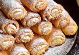 Rurki twarogowe z nadzieniem kokosowym. Świetny deser do kawy