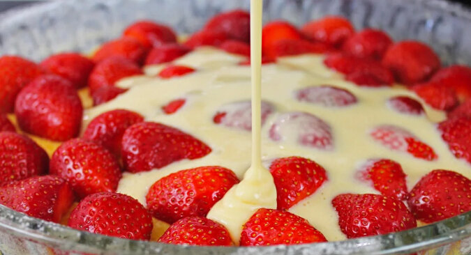 Truskawkowe ciasto „Clafoutis”. Wystarczy wymieszać i wstawić do piekarnika