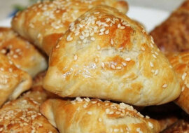 Rumiana samsa z ciasta francuskiego z mięsem mielonym i serem