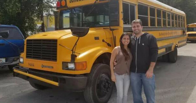 Przez rok para robiła ze szkolnego autobusu bardzo wygodny i przytulny kamper