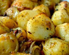 Idealne do obiadu ziemniaczki z czosnkiem pieczone w rękawie