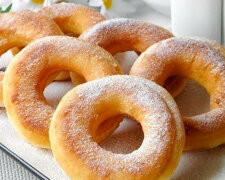 Delikatne pączki na kefirze. Ten przepis przyda się każdej gospodyni domowej