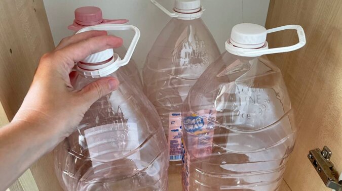 Już nie wyrzucam 5-litrowych butelek na wodę. Używam do przechowywania żywności w lodówce. Pokazuję jak