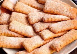 Miękkie domowe ciasteczka w domku do herbaty