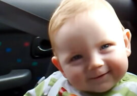 Dziecko walczy ze snem swoim uroczym uśmiechem. Urocze wideo