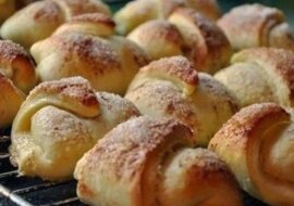 Jabłkowe rogaliki: przyjemne wypieki domowe do kawy