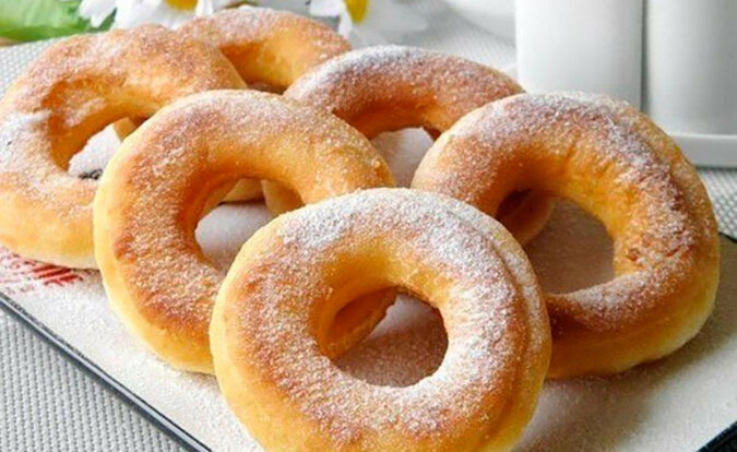 Delikatne pączki na kefirze. Ten przepis przyda się każdej gospodyni domowej