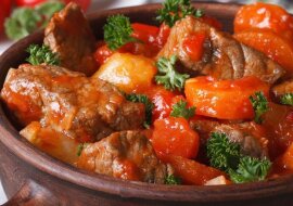 Węgierski gulasz lewesz. Zawsze wychodzi smaczny i pachnący