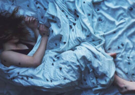 Dlaczego nasze ciało czasami gwałtownie wzdraga po zaśnięciu?