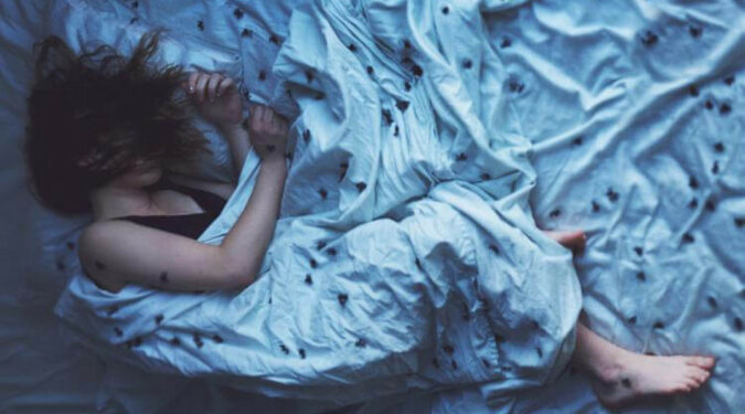 Dlaczego nasze ciało czasami gwałtownie wzdraga po zaśnięciu?