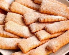 Miękkie domowe ciasteczka w domku do herbaty