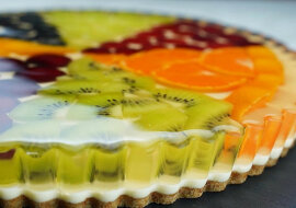 Idealny letni deser: tarta owocowa z miodową galaretką