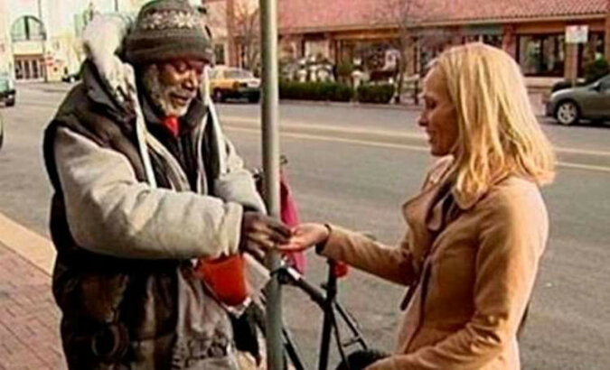 Kobieta wraz z jałmużną niechcący dała bezdomnemu mężczyźnie obrączkę