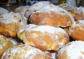 Bardzo smaczne, słodkie i apetyczne bułeczki jabłkowe do kawy