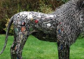 Artysta samouk zamienia skrawki metalu w niesamowite rzeźby