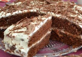 Domowe ciasto czekoladowe na kefirze: pyszne i mega proste