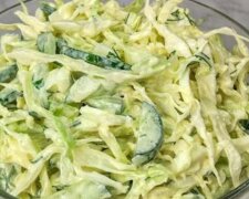 Łączymy zwykłą kapustę z ogórkami, ale sałatka smakuje jak nowa. Sekret w dressingu ze śmietany z musztardą