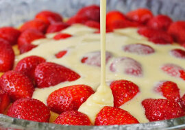Truskawkowe ciasto „Clafoutis”. Wystarczy wymieszać i wstawić do piekarnika