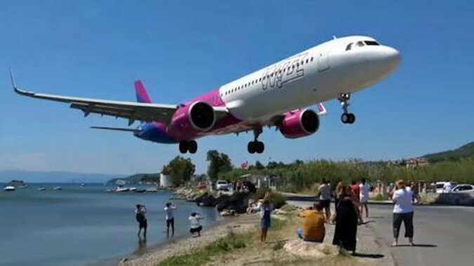 Dramat lądowania: samolot prawie dotknął głowy ludzi przy lotnisku. Wideo