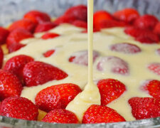 Truskawkowe ciasto „Clafoutis”. Wystarczy wymieszać i wstawić do piekarnika