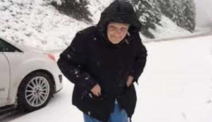 Syn sfilmował, jak jego matka cieszy się śniegiem. Mama ma już 101 lat