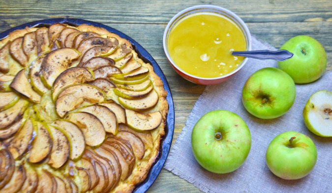Przepis na ciasto z jabłkami i miodem