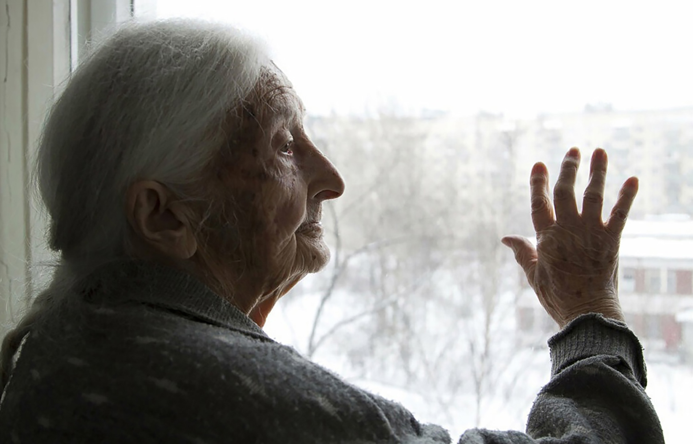 Одинокая мать 18. Старик у окна. Бабушка у окна. Одиночество пожилых. Одинокая старость.